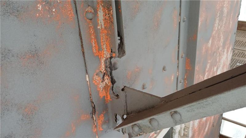 Teile des Stahlturms sind von Rost durchfressen.