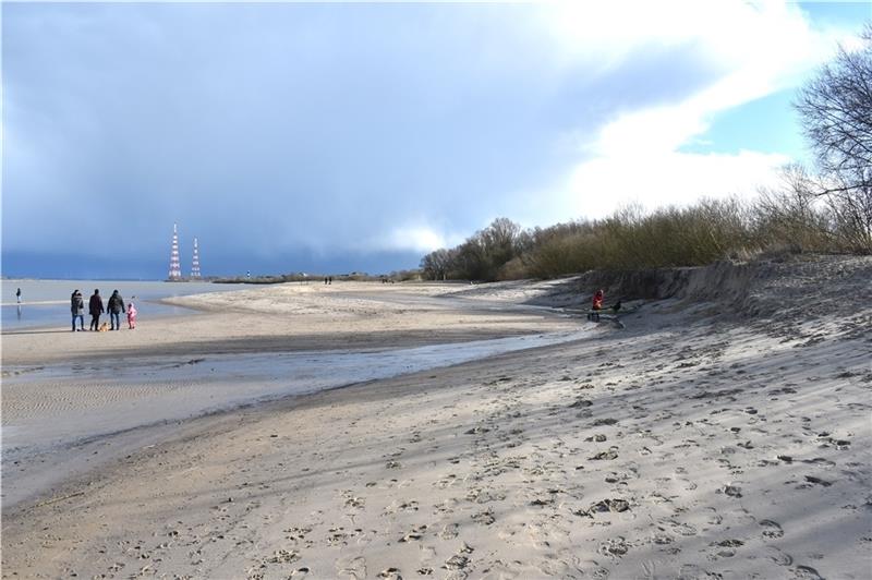 Teile des Strandes in Bassenfleth sind bei den Sturmfluten weggespült worden , rechts ist ein längeres Steilufer entstanden. Foto: Vasel