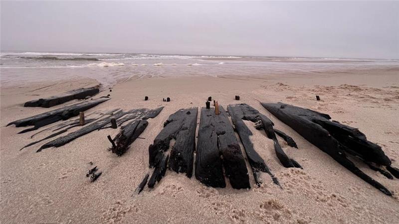 Historisches Schiffswrack an Sylter Strand freigespült Teile des Wracks sind inzwischen wieder von Sand bedeckt - vor zwei Tagen waren deutlich größere Teile des Schiffes sichtbar.