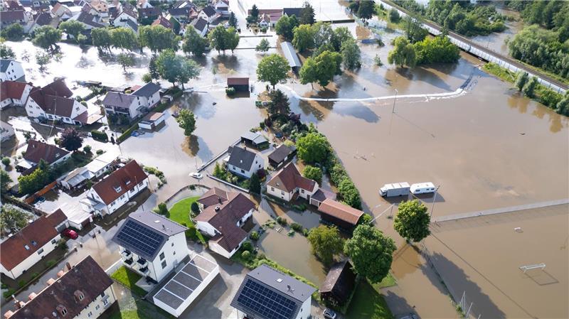 Gesundheitsrisiko Klimawandel: WHO-Gremium soll Hilfe bieten Teile von Reichertshofen in Bayern sind vom Wasser überflutet.