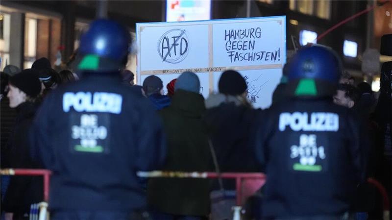 Mehr als 10.000 demonstrieren gegen Weidel-Besuch in Hamburg Teilnehmende der Demonstration «Alle gemeinsam gegen die AfD» des Hamburger Bündnisses gegen Rechts halten Plakate hoch.