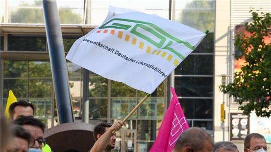 Teilnehmende einer Kundgebung der Gewerkschaft Deutscher Lokomotivführer (GDL) vor dem Hauptbahnhof in Magdeburg.