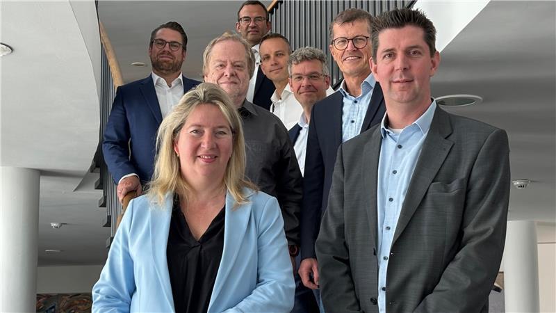 Teilnehmer am Expertengespräch „Runder Tisch S-Bahn“ im Stadthaus Buxtehude: Birgit Butter und Jan Schröder (vorne von links); Mitte: Klaus Müller (von links), Lars Kappel und Joachim Ebinger; hinten: Arne Kramer (von links), Torsten Heinze und Karsten Leist.