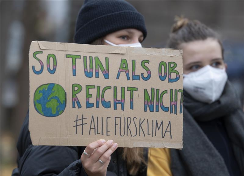Fridays for Future erwartet 20.000 in Hamburg Teilnehmer an einer Demonstration der Klimaschutzbewegung "Fridays For Future Berlin" stehen im Invalidenpark. Der Klimawandel ist nach einer Umfrage das wirtschaftlich-gesellschaftliche Thema, das den meisten jungen Menschen in Deutschland Sorge bereitet. Foto: Paul Zinken/dpa