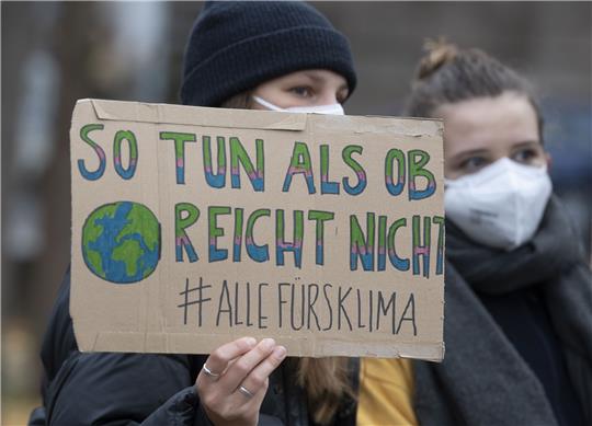 Teilnehmer an einer Demonstration der Klimaschutzbewegung "Fridays For Future Berlin" stehen im Invalidenpark. Der Klimawandel ist nach einer Umfrage das wirtschaftlich-gesellschaftliche Thema, das den meisten jungen Menschen in Deutschland Sorge bereitet. Foto: Paul Zinken/dpa