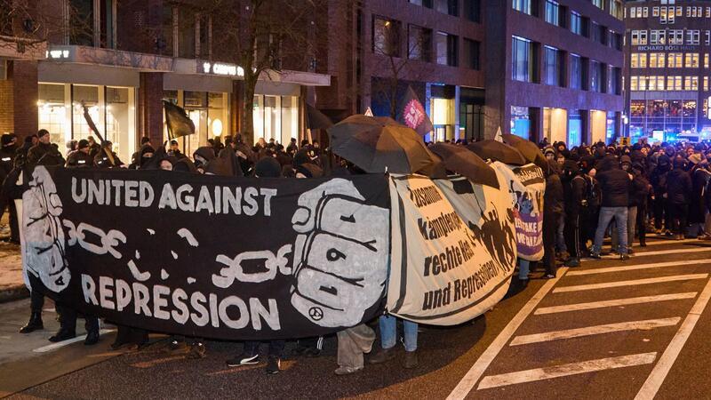 1200 Linke demonstrieren in Hamburg gegen G20-Prozess Teilnehmer der Demonstration „Gemeinschaftlicher Widerstand“ werden von der Polizei gestoppt.