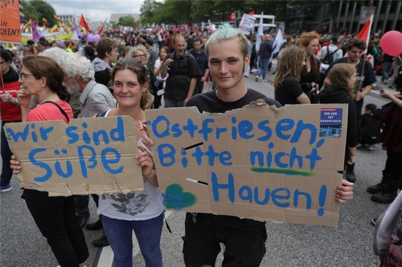 Liveticker zum Nachlesen: Der Gipfel ist beendet Teilnehmer der Demonstration "Grenzenlose Solidarität statt G20" ziehen durch Hamburg. Foto: Kay Nietfeld/dpa