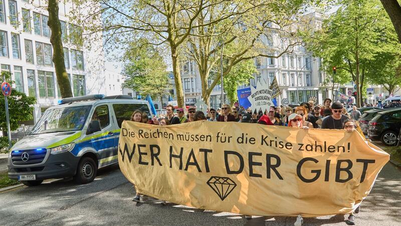 9000 bei linken Mai-Demos in Hamburg Teilnehmer der Demonstration „Wir haben die Scheiße so satt“.