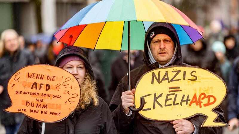 Teilnehmer der Demonstration gegen rechts halten Plakate mit der Aufschrift «Wenn AfD die Antwort ist, wie dumm war denn die Frage?» und «Nazis = ekelhAfD» in die Höhe. Die Demonstration eines breiten Bündnisses steht unter dem Motto «Wir sind die Brandmauer».