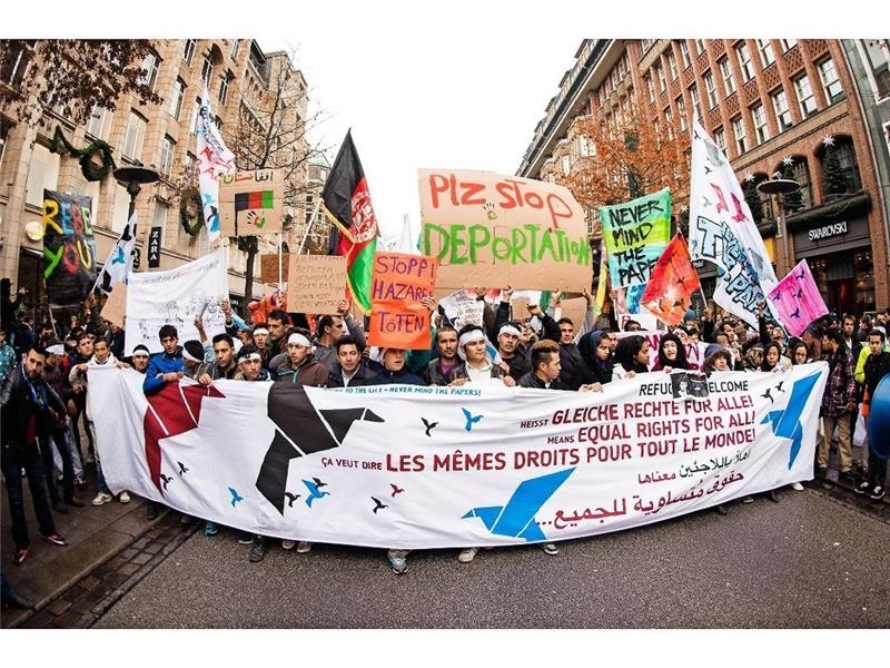 Teilnehmer der Demonstration unter dem Motto „Refugees welcome“ zogen am Sonnabend durch die Innenstadt. Foto Bockwoldt/dpa