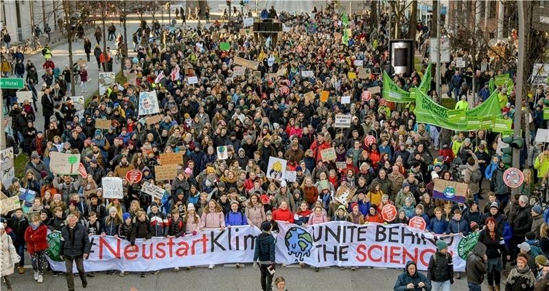 Teilnehmer der Fridays for Future Bewegung machen Druck für einen wirksamen Klimaschutz . Fotos: Heimken/dpa