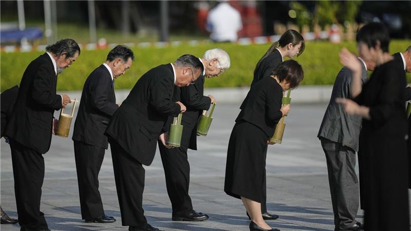 Hiroshima gedenkt Opfer des Atombombenabwurfs vor 80 Jahren Teilnehmer der Gedenkveranstaltung in Hiroshima halten eine Schweigeminute ab.