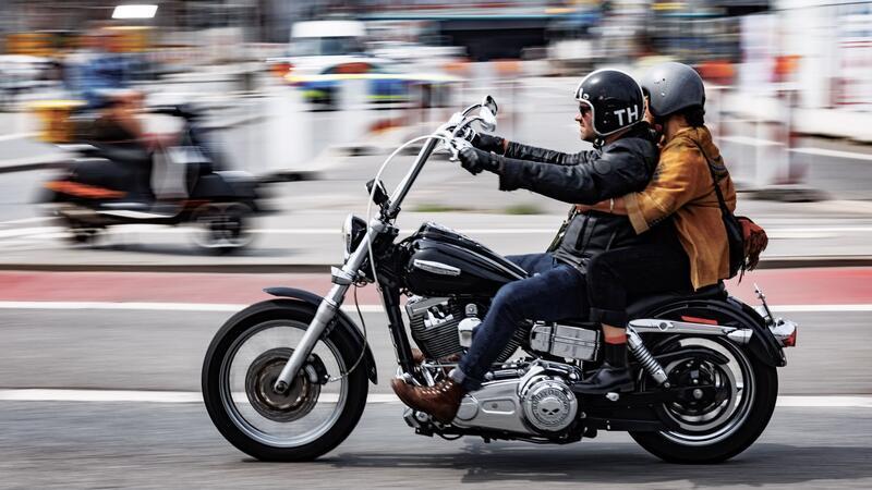 Teilnehmer der Hamburg Harley Days fahren durch die Stadt.