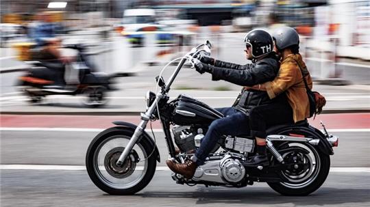 Teilnehmer der Hamburg Harley Days fahren durch die Stadt.