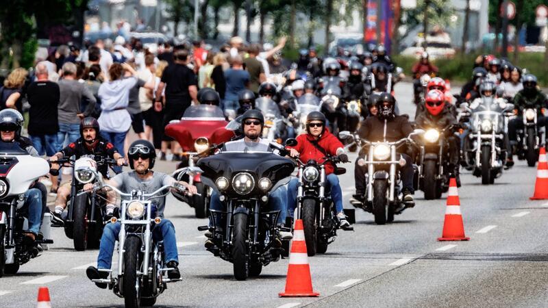 Nabu verlangt ein Ende klimaschädlicher Großveranstaltungen Teilnehmer der Hamburg Harley Days fahren über die Straße.