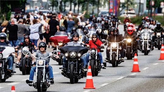Teilnehmer der Hamburg Harley Days fahren über die Straße.