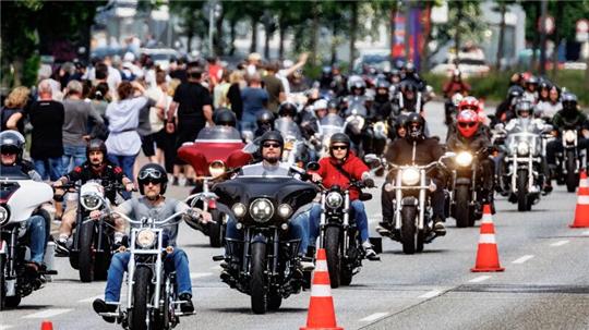 Teilnehmer der Hamburg Harley Days fahren zum Abschluss der Veranstaltung in einem Korso durch die Stadt.