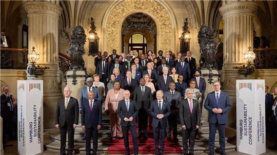 Teilnehmer der Hamburger Nachhaltigkeitskonferenz im vergangenen Jahr stehen für ein Gruppenbild im Rathaus zusammen. (Archivbild) 
