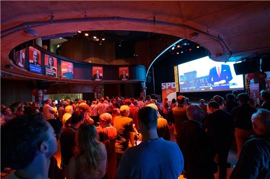 Teilnehmer der Hamburger Wahlparty der SPD stehen im Mojo Club auf der Reeperbahn. Foto: Walzberg/dpa