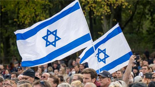 Teilnehmer der Kundgebung „Aufstehen gegen Terror, Hass und Antisemitismus – in Solidarität und Mitgefühl mit Israel“ vor dem Brandenburger Tor in Berlin.