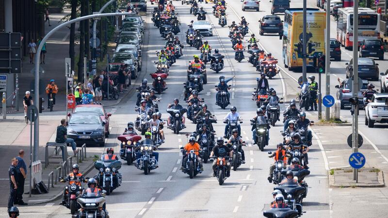 1500 Biker bei Parade der Harley Days in Hamburg Teilnehmer der Parade fahren auf ihren Motorrädern 2022 über die Willy-Brandt-Straße.