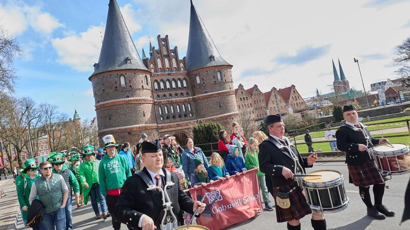 Parade zum St. Patrick’s Day in Lübeck Teilnehmer der Parade zum St. Patrick’s Day gehen am Holstentor.