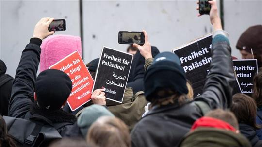 Teilnehmer der propalästinensischen Kundgebung an der Freien Universität (FU) in Berlin. Die Uni steht von mehreren Seiten in der Kritik, nachdem ein jüdischer Student am Wochenende von seinem Kommilitonen geschlagen und verletzt wurde.
