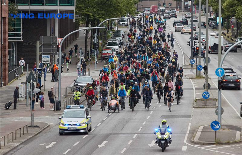 Tausende Menschen radeln bei Fahrradsternfahrt nach Hamburg Teilnehmer der traditionellen Fahrradsternfahrt anlässlich des bundesweiten Aktionstages "Mobil-ohne-Auto" radeln auf der Ludwig-Erhard-Straße. Foto: Georg Wendt/dpa