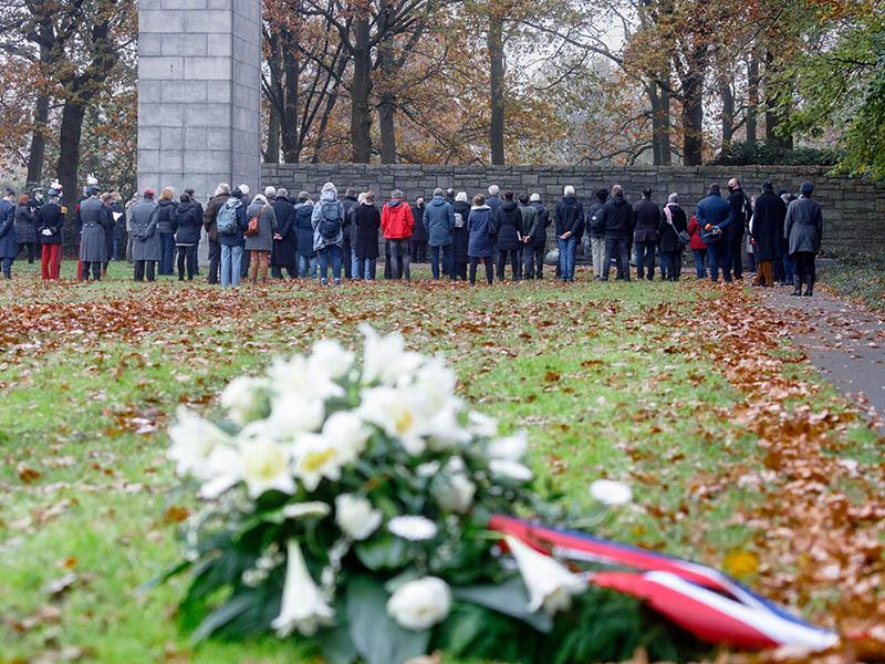 Teilnehmer der zentralen Gedenkveranstaltung der Freien und Hansestadt Hamburg zum Volkstrauertag haben sich am Internationalen Mahnmal der KZ-Gedenkstätte Neuengamme versammelt. Foto: Markus Scholz/dpa