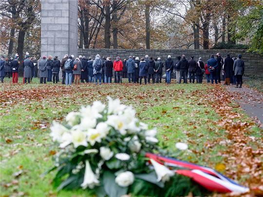 Teilnehmer der zentralen Gedenkveranstaltung der Freien und Hansestadt Hamburg zum Volkstrauertag haben sich am Internationalen Mahnmal der KZ-Gedenkstätte Neuengamme versammelt. Foto: Markus Scholz/dpa