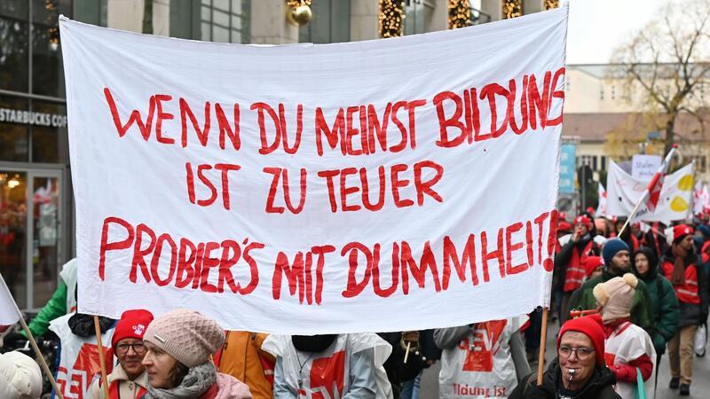 GEW: 20.000 Lehrkräfte und Erzieher bei Warnstreik Teilnehmer des Bildungsstreiktages in Karlsruhe.
