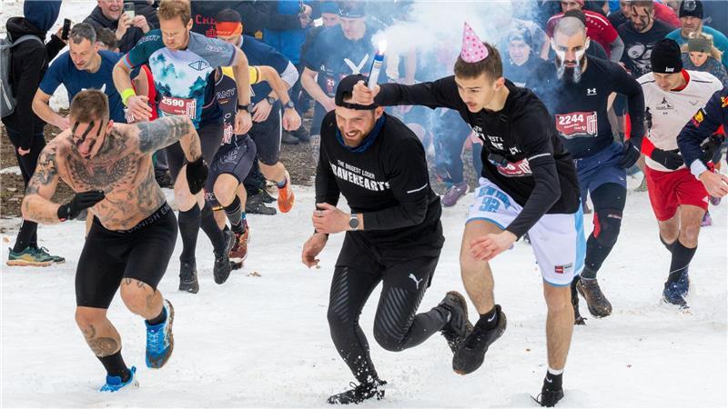 Teilnehmer des „Braveheartbattle“ starten auf Schnee in der Talstation der Skiarena Silbersattel in Thüringen.