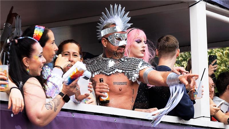 25.000 Menschen beim Bremer CSD Teilnehmer des Christopher Street Days (CSD). Tausende Menschen demonstrieren beim CSD in Bremen für ihre Rechte.