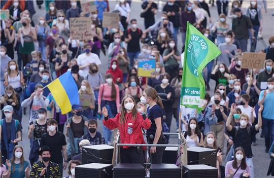 Teilnehmer des Klimastreiks Fridays for Future protestieren auf der Willy Brandt Straße. Beim zehnten globalen Klimastreik an diesem Freitag wollen nach Angaben der Klimabewegung Menschen überall auf der Welt für Klimagerechtigkeit und Frieden demonstrieren. Foto: Marcus Brandt/dpa