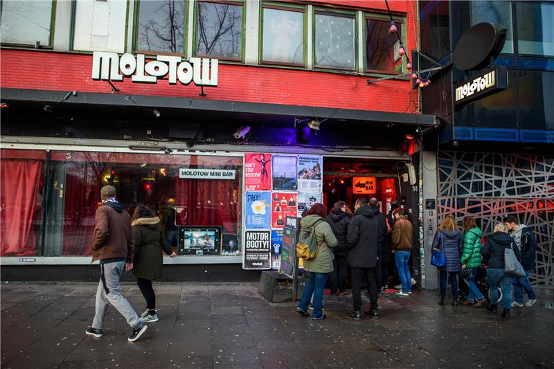 Teilnehmer des Open Club Day stehen während einer Führung durch verschiedene Hamburger Clubs vor dem Molotow auf der Reeperbahn an. Am Open Club Day öffnen viele Clubs aus mehreren Ländern in ganz Europa ihre Türen und laden ein, sich am Tage Details anzusehen. Foto: Gregor Fischer/dpa