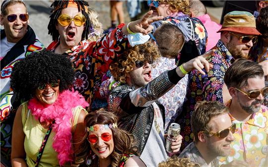 Teilnehmer des Schlagermoves ziehen in einer Schlagerkarawane durch den Stadtteil St. Pauli. Start und Ziel ist auf dem Heiligengeistfeld. Foto: Axel Heimken/dpa