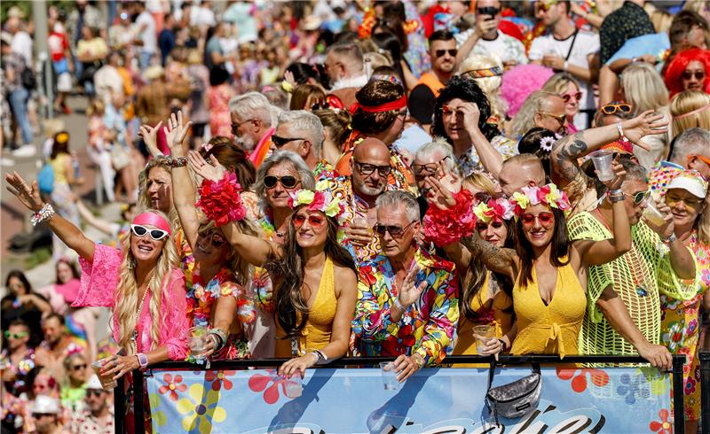 Erster Schlagermove seit Corona-Pandemie mit 400.000 Schlagerfans Teilnehmer des Schlagermoves ziehen in einer Schlagerkarawane durch den Stadtteil St. Pauli. Start und Ziel ist auf dem Heiligengeistfeld. Foto: Axel Heimken/dpa