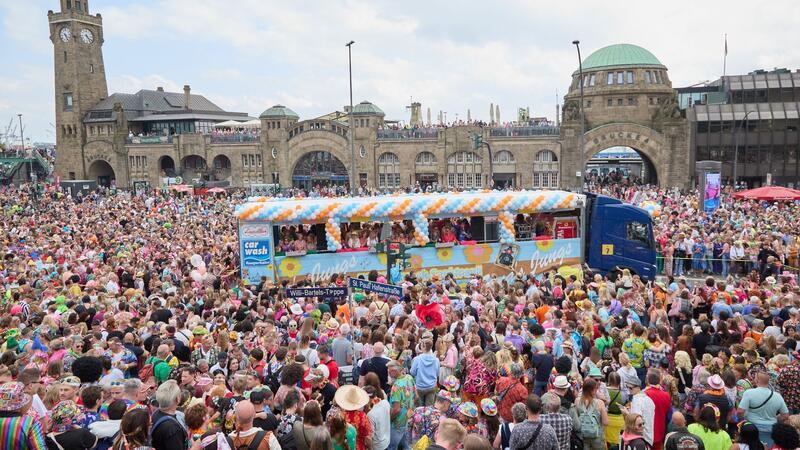 Teilnehmer des Schlagermoves ziehen in einer Schlagerkarawane durch St. Pauli.