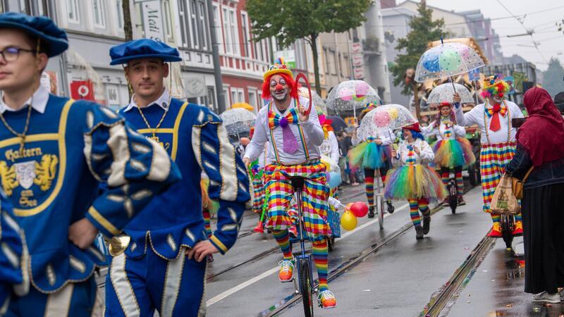 Teilnehmer des Umzuges auf dem 988. Bremer Freimarkt sind als Clowns verkleidet.