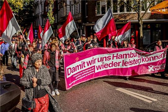 Teilnehmer einer Demonstration für einen Mieten- und Energiepreisdeckel halten ein Banner mit der Aufschrift „Damit wir uns Hamburg wieder leisten können“ in den Händen. Das Bündnis Mieter:innen in hat zu der Aktion aufgerufen. Foto: Axel Heimken/dpa