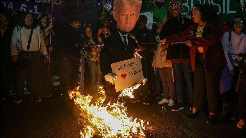 Teilnehmer einer Demonstration gegen die von US-Präsident Trump gegen Brasilien angekündigten Zölle setzen ein Bildnis von Trump in Brand während einer Versammlung auf der Avenida Paulista in Sao Paulo.