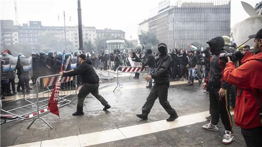 Teilnehmer einer Demonstration geraten beim Mailänder Hauptbahnhof mit der Polizei aneinander. Angekündigt war ein Streik aus Solidarität mit der Bevölkerung im Gazastreifen. In Mailand entwickeln sich daraus heftige Auseinandersetzungen zwischen Demonstranten und der Polizei.