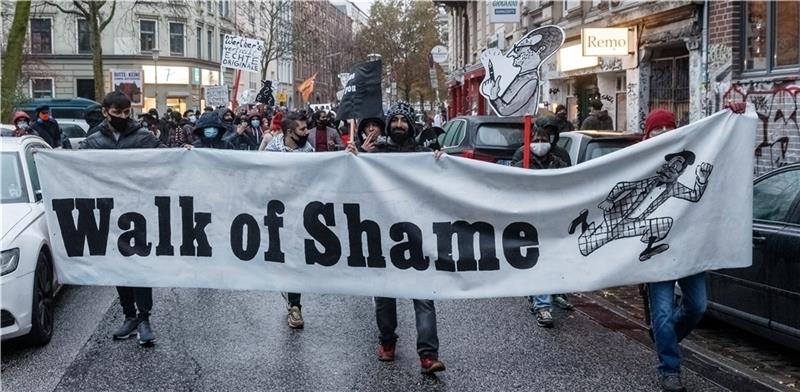 Teilnehmer einer Demonstration halten ein Transparent mit der Aufschrift „Walk of Shame“ und protestieren damit gegen das geplante Neubauprojekt Paulihaus. Unterschiedliche Initiativen hatten im Stadtteil St. Pauli aufgerufen, gemeinsam geg