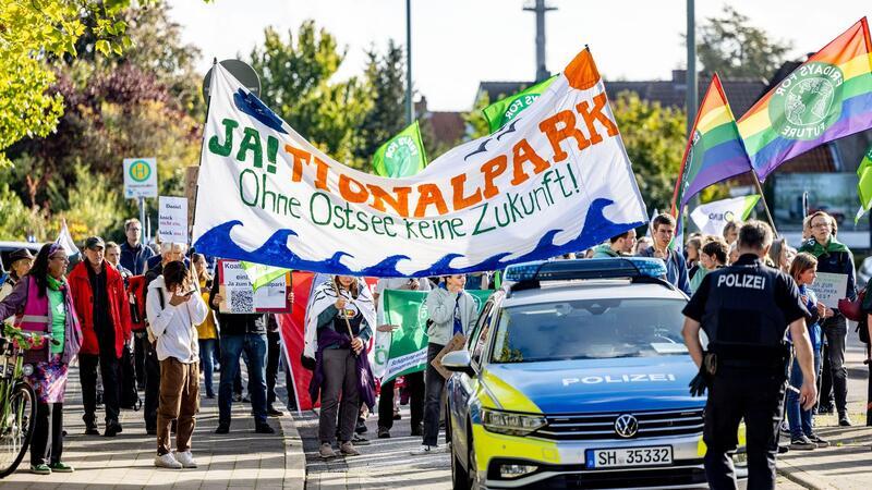 FDP regt Enquete-Kommission zum Schutz der Ostsee an Teilnehmer einer Demonstration tragen vor dem Tagungsgebäude der Vertreterversammlung der CDU Schleswig-Holstein ein Banner.