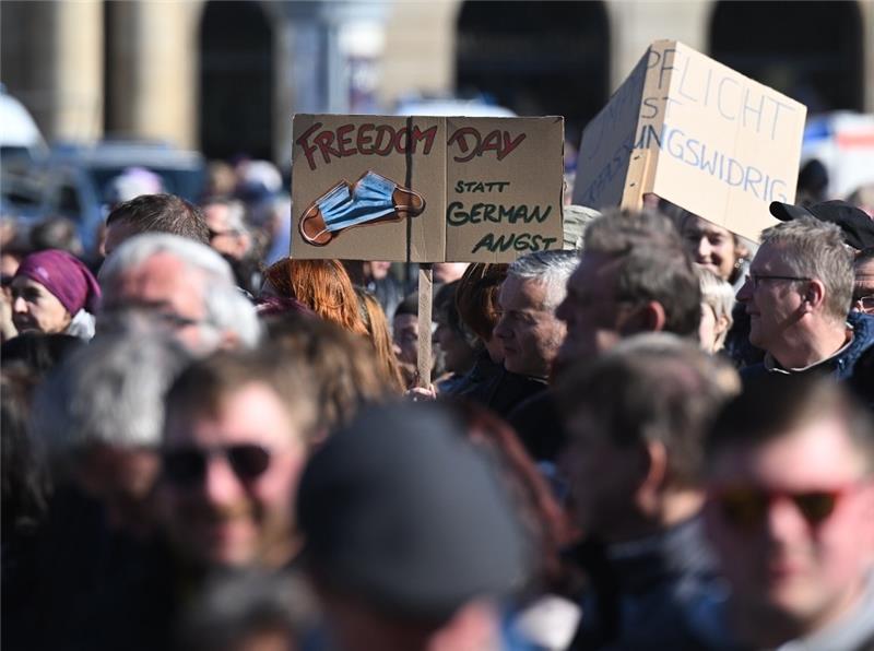 Teilnehmer einer Demonstration von Gegnern der Corona-Maßnahmen, hier in Dresden, waren in Hannover unterwegs. Foto: Robert Michael/dpa-Zentralbild/dpa