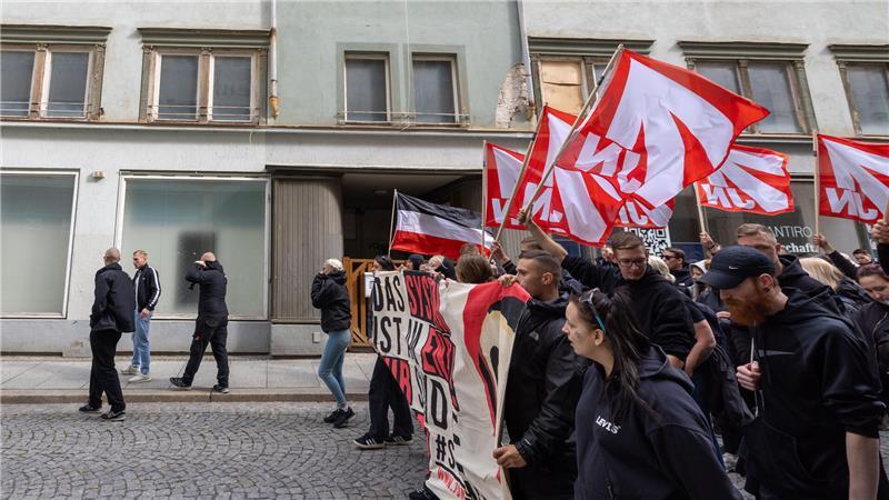 JN-Vertreter offenbart in Interview antidemokratische Ziele Teilnehmer einer Gegendemonstration zum Christopher Street Day schwenken Fahnen der „JN“ (Junge Nationalisten). (Archivbild)