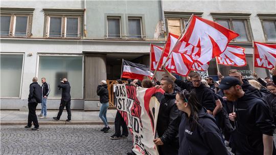 Teilnehmer einer Gegendemonstration zum Christopher Street Day schwenken Fahnen der „JN“ (Junge Nationalisten). (Archivbild)