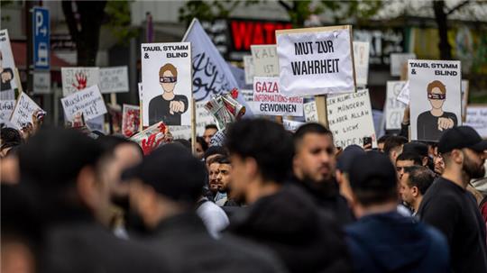 Teilnehmer einer Islamisten-Demo halten in Hamburg ein Plakat mit der Aufschrift "Mut zur Wahrheit" in die Höhe. 