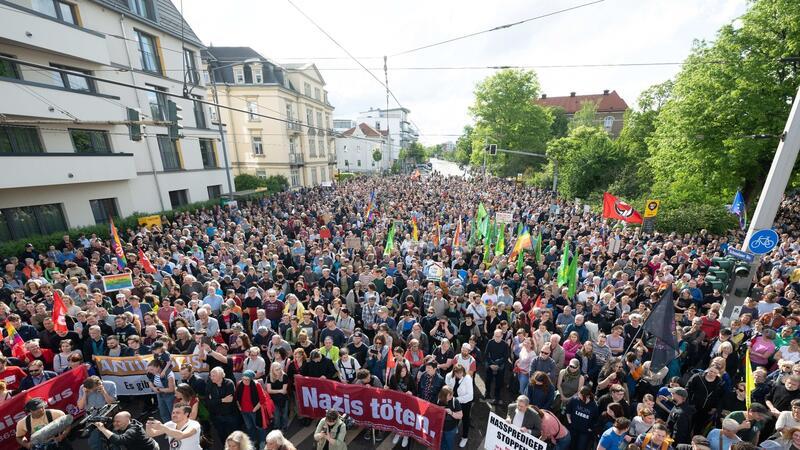 Demo in Berlin und Dresden nach Angriffen auf Politiker Teilnehmer einer Kundgebung anlässlich eines Angriffs auf einen SPD-Politiker auf dem Pohlandplatz in Dresden.