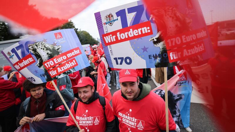 Teilnehmer einer Kundgebung fordern mehr Geld für Beschäftigte der norddeutschen Metall- und Elektroindustrie.